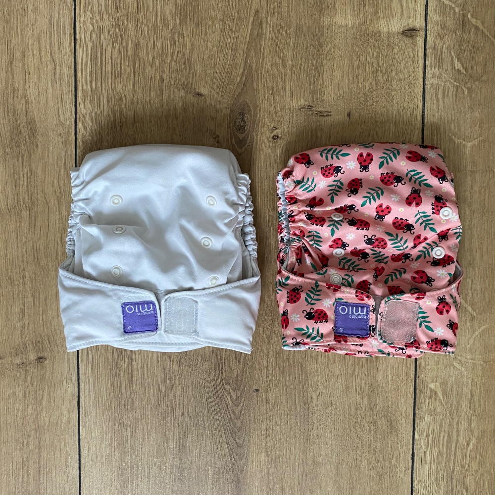 Set aus 2 All-In-One Stoffwindeln von Bambino Mio, Weiß und rosa mit Marienkäfern