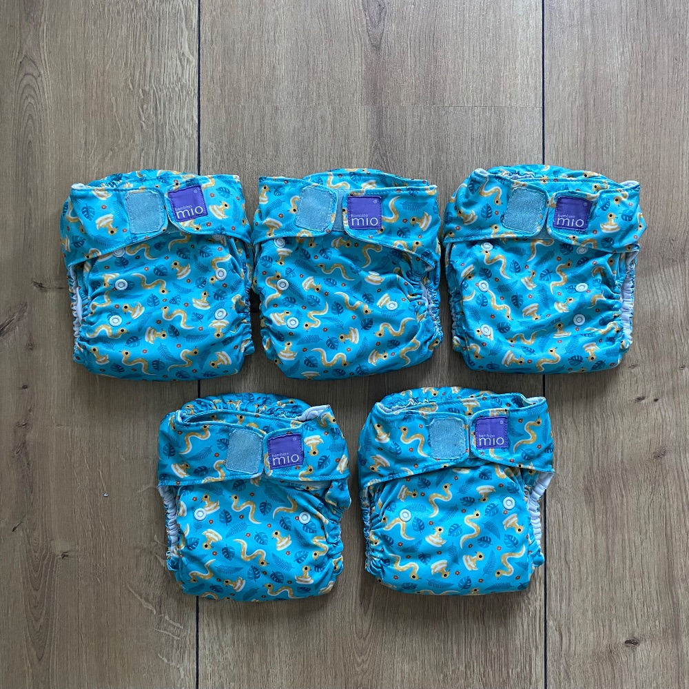 Set aus 5 All-In-One Stoffwindeln von Bambino Mio, Türkis mit niedlichen gelben Schlangen und grünen Blättern