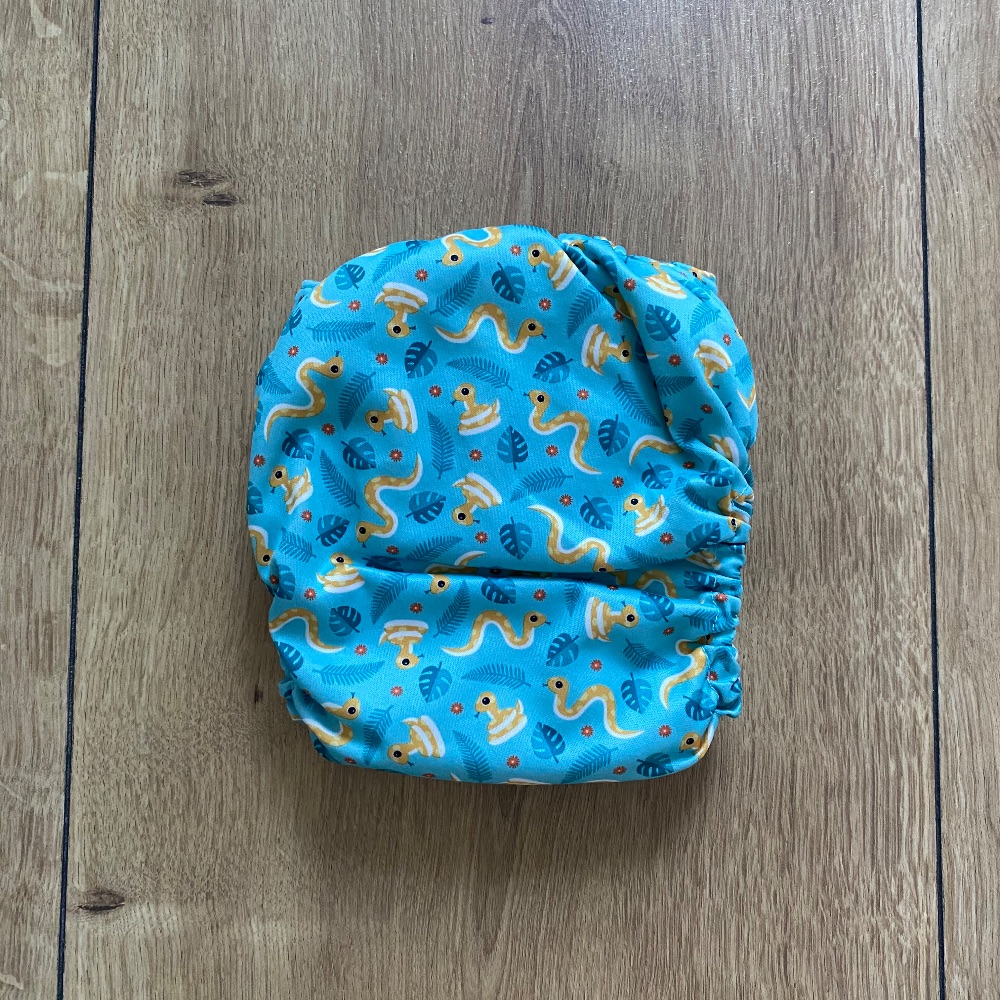 Set aus 5 All-In-One Stoffwindeln von Bambino Mio, Türkis mit niedlichen gelben Schlangen und grünen Blättern