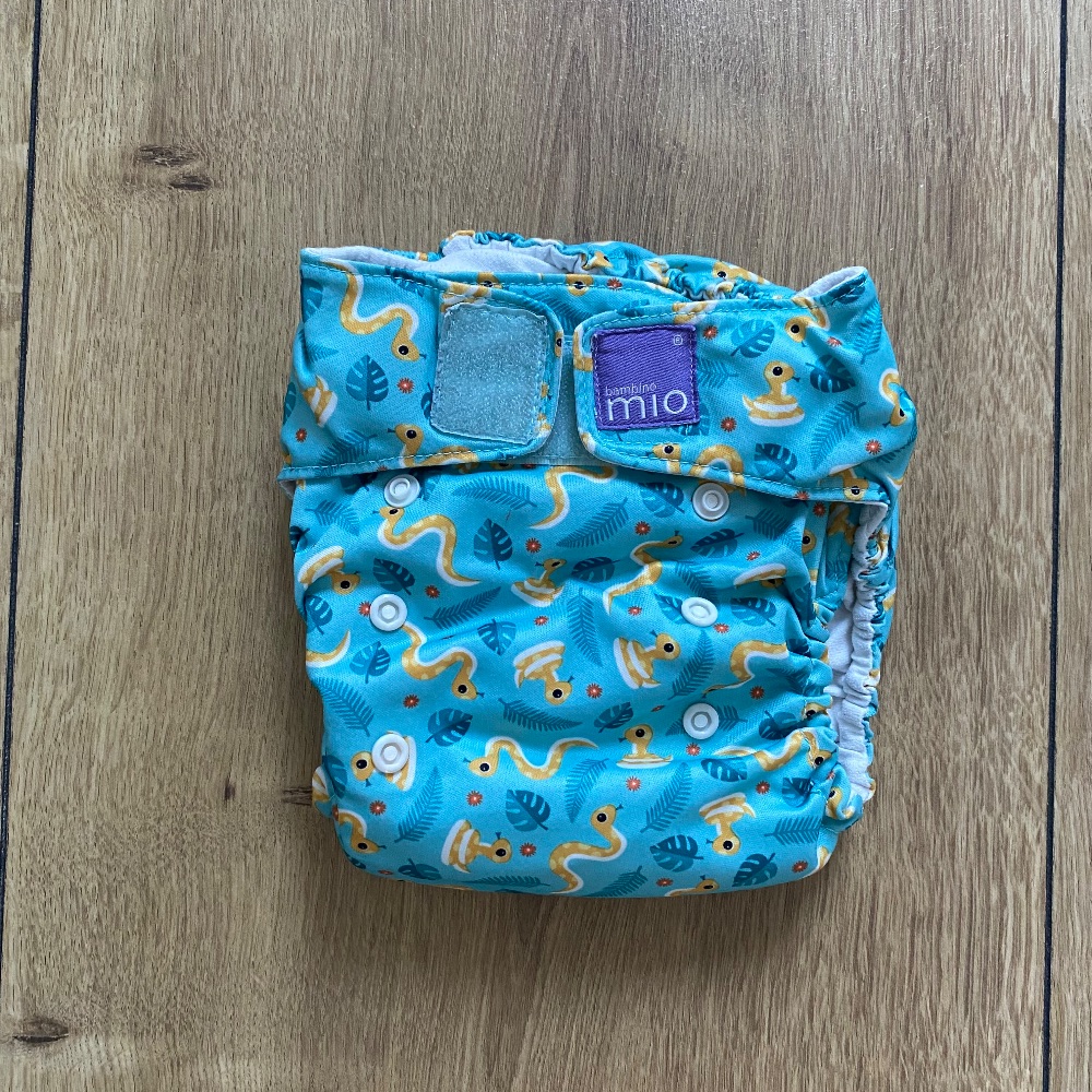 Set aus 5 All-In-One Stoffwindeln von Bambino Mio, Türkis mit niedlichen gelben Schlangen und grünen Blättern