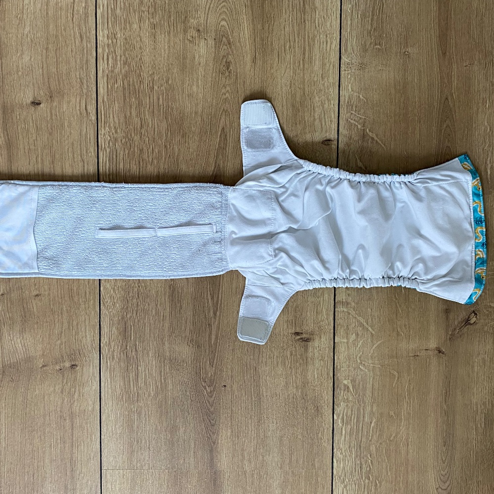 Set aus 5 All-In-One Stoffwindeln von Bambino Mio, Türkis mit niedlichen gelben Schlangen und grünen Blättern