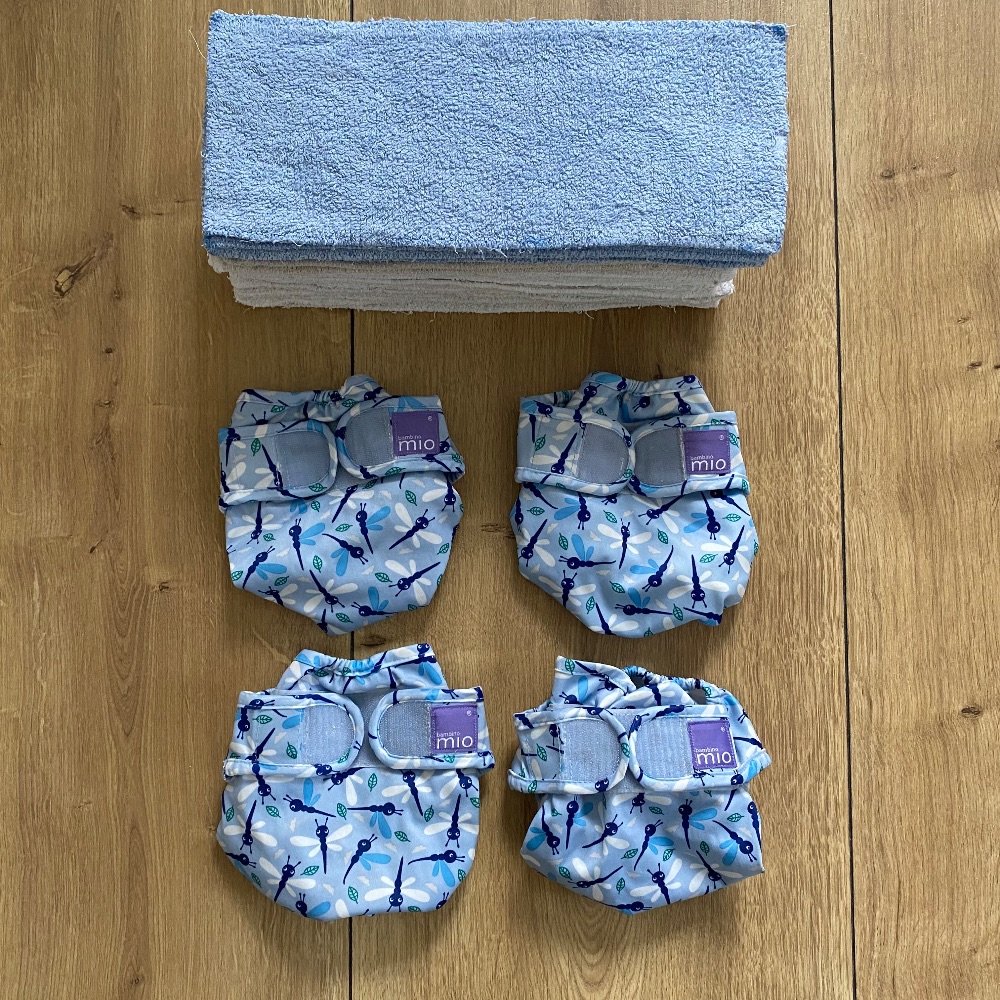 Set aus 24 Einlagen und 4 PUL-Überhosen von Bambino Mio, Größe 2 ab 9 kg bzw. 6 Monate