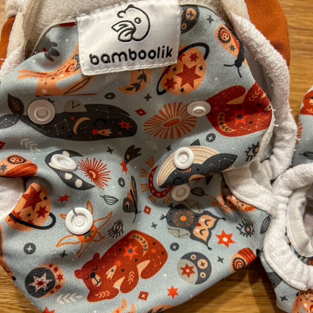Bamboolik Stoffwindel Set für Neugeborene vier Höschenwindeln, fünf Überhosen, ideal für zarte Babys