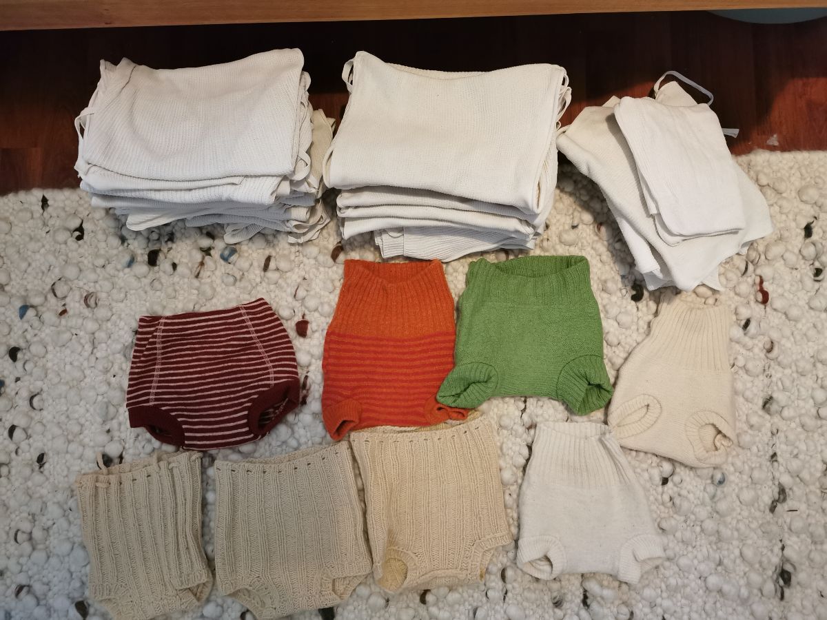 32 Strickwindeln und Wollüberhosen