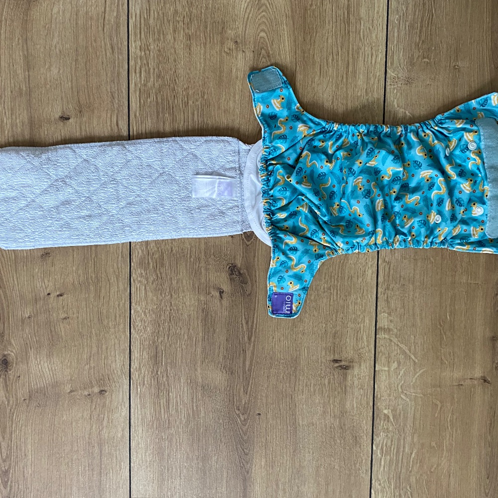 Set aus 5 All-In-One Stoffwindeln von Bambino Mio, Türkis mit niedlichen gelben Schlangen und grünen Blättern