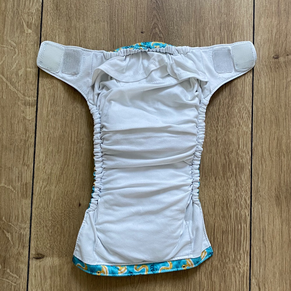 Set aus 5 All-In-One Stoffwindeln von Bambino Mio, Türkis mit niedlichen gelben Schlangen und grünen Blättern