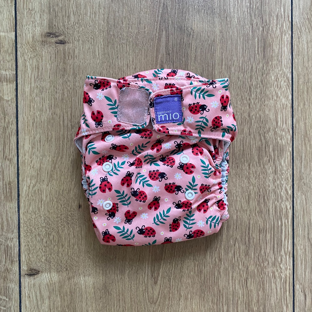 Set aus 2 All-In-One Stoffwindeln von Bambino Mio, Weiß und rosa mit Marienkäfern